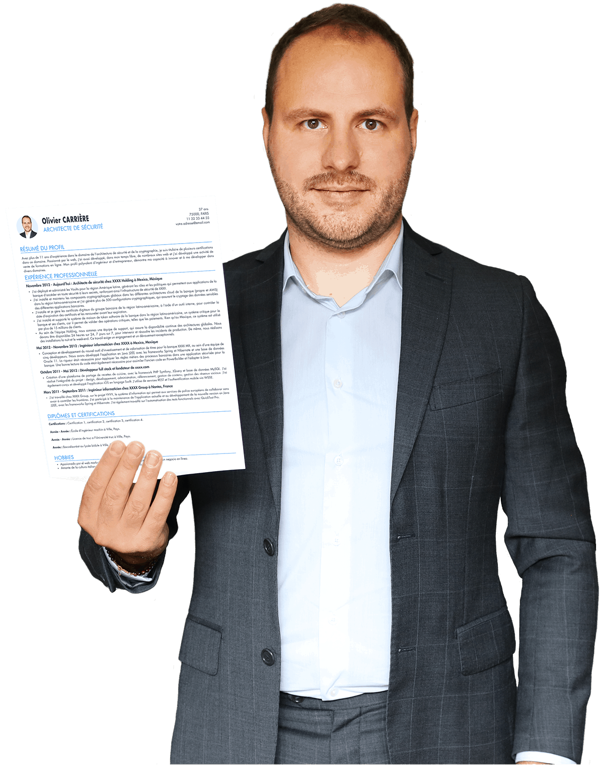 Olivier Carlier, expert CV, tenant un CV dans les mains — avis et optimisation de CV par e-mail en 24h